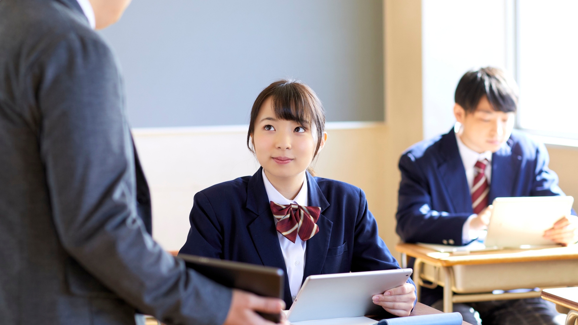 学校で進路相談を受ける学生