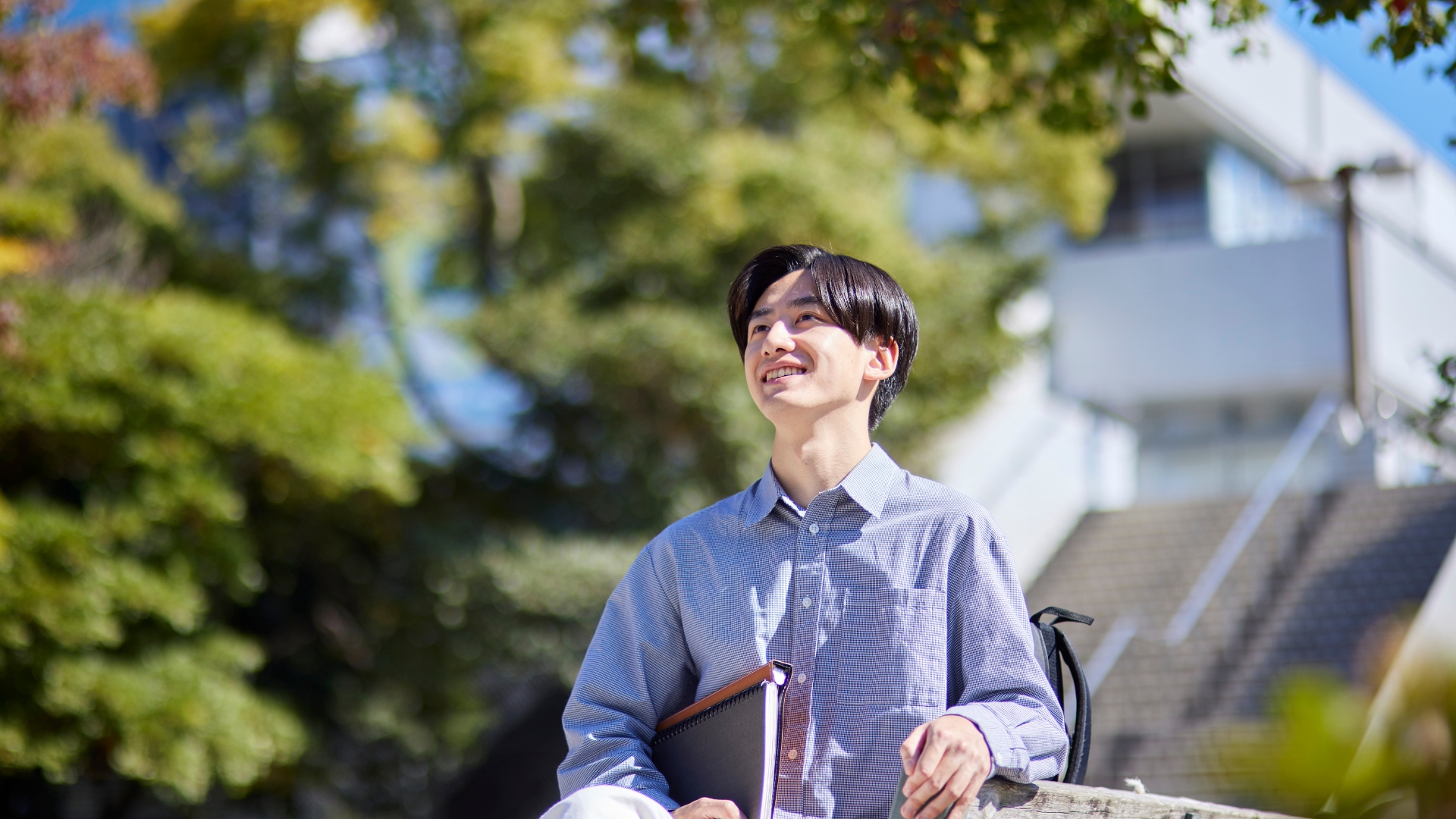 屋外で学ぶ学生