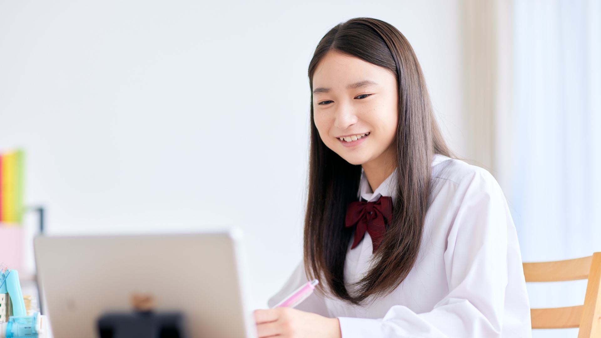 自宅でオンライン学習する生徒